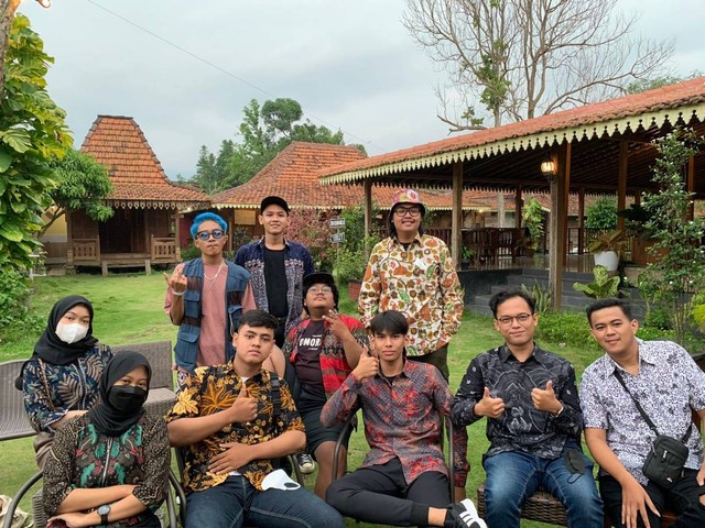Penggunaan Batik sebagai Outfit Acara Ulang Tahun Komunitas Radio "Ikom Radio" Universitas Muhammadiyah Yogyakarta (Dokumentasi Pribadi)
