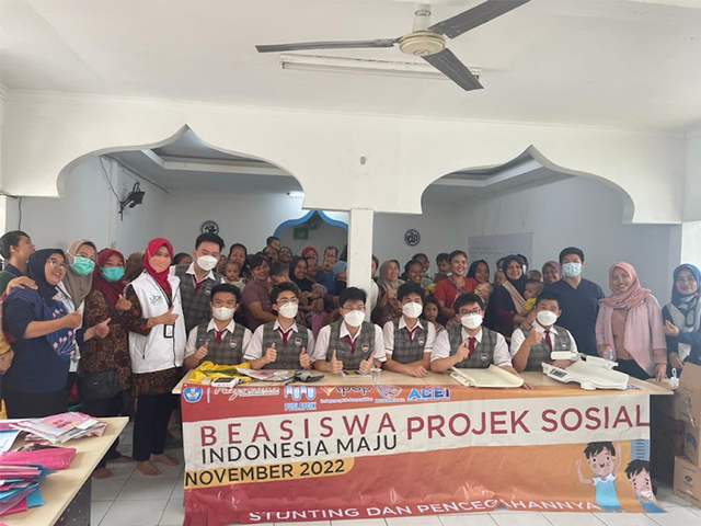 GenZAgainstStunting berfoto bersama Sabrina Febrianty S.S, S.Gz, dr. Samuel Lionardi, Kak Karina, Kader Posyandu, dan ibu-ibu serta balita Posyandu Sekar Tanjung 3