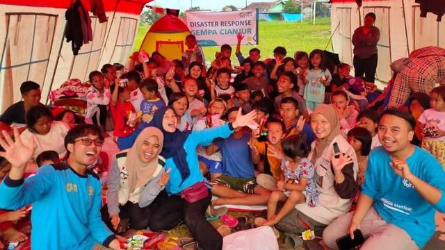 Relawan Yayasan Baitul Maal PLN bersama dengan anak-anak penyintas Gempa Cianjur. (foto: istimewa)