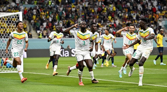 Selebrasi pemain Timnas Senegal Kalidou Koulibaly usai mencetak gol ke gawang Timnas Ekuador pada pertandingan Grup A Piala Dunia 2022 Qatar di Stadion Internasional Khalifa, Doha, Qatar. Foto: Dylan Martinez/REUTERS