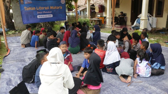 Kegiatan belajar bersama anak-anak Desa Malabar. Foto dan Sumber : Tim Literasi Makara UI