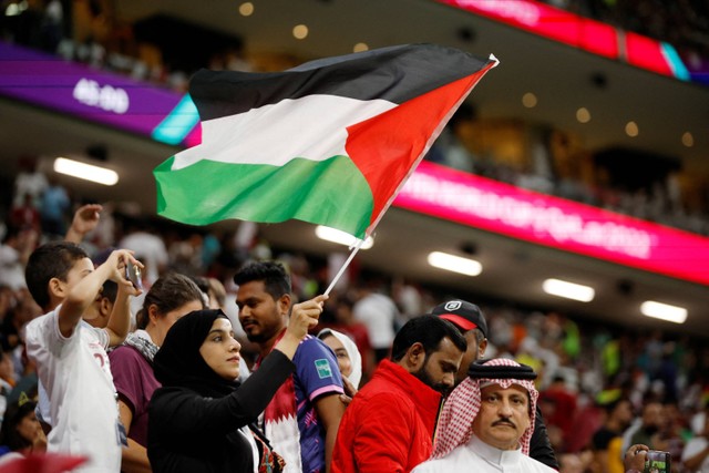 Suporter mengibarkan bendera Palestina saat pertandingan Timnas Belanda melawan Qatar pada pertandingan Grup A Piala Dunia 2022 Qatar di Stadion Al Bayt, Al Khor, Qatar. Foto: John Sibley/REUTERS