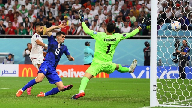 Pemain Timnas Amerika Serikat Christian Pulisic mencetak gol ke gawang Timnas Iran pada pertandingan Grup B Piala Dunia 2022 Qatar di Stadion Al Thumama, Doha, Qatar. Foto: Wolfgang Rattay/REUTERS