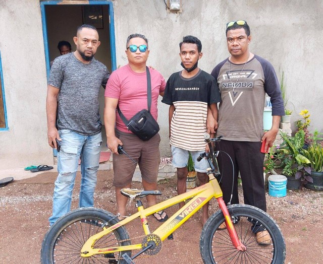 Keterangan foto:Tim Buser Polsek Maulafa Polresta Kupang Kota saat mengamankan pelaku pencurian di Kelurahan Maulafa.