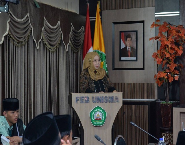Nur Diana SE MSi, Dekan Fakultas Ekonomi Bisnis Universitas Islam Malang (FEB UNISMA), saat memberi sambutan. Foto/dok Unisma
