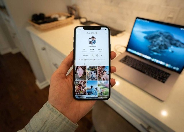 Ilustrasi cara melihat video TikTok yang sudah dihapus. Foto: Unsplash