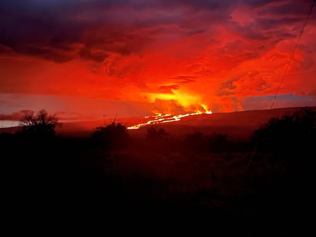 Aliran lava bergerak ke timur laut lereng gunung berapi Mauna Loa dari letusan Northeast Rift Zone, di Hawaii, AS Selasa (29/11/2022). Foto: USGS/David Fee/Reuters