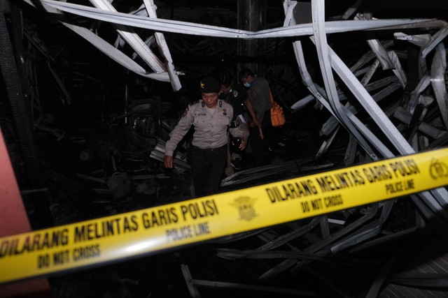 Polisi melakukan identifikasi penyebab kebakaran Pasar Mengwi di Badung, Bali, Selasa (29/11/2022) malam. Foto: Nyoman Hendra Wibowo/ANTARA FOTO