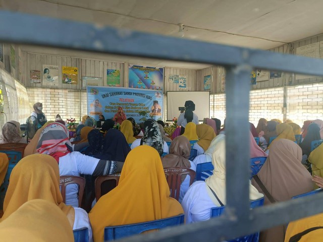 Gerakan Masyarakat Wirausaha (Gemawira) memberikan pelatihan pembuatan detergen dan budidaya cabai untuk warga Desa Palo, Kabupaten Kampar, Provinsi Riau. Foto: Dok. Istimewa