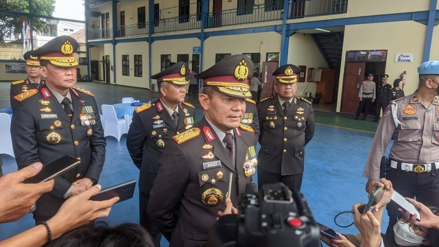 Kabaharkam Polri, Komjen Arief Sulistyanto memberikan keterangan pers di Bandara Pondok Cabe, Tanggerang Selatan, Rabu (30/11). Foto: Jonathan Devin/kumparan