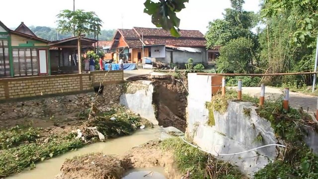 Kondisi jembatan di Desa Prantaan, Kecamatan Bogorejo, Kabupaten Blora, yang putus akibat diterjang banjir. (Foto: Dok Istimewa)
