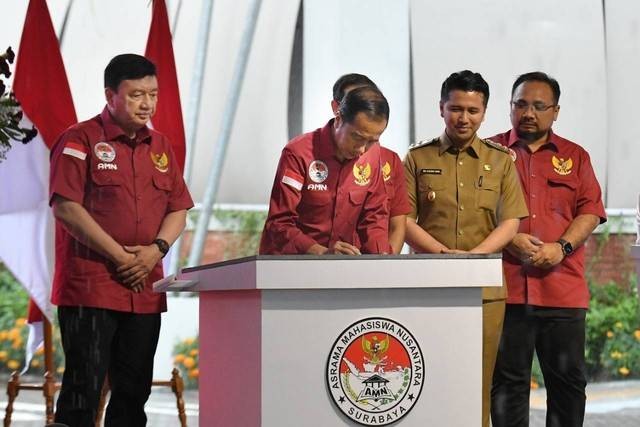 Penandatanganan Asrama Mahasiswa Nusantara di Surabaya oleh Presiden Jokowi. Foto: Dok. Istimewa