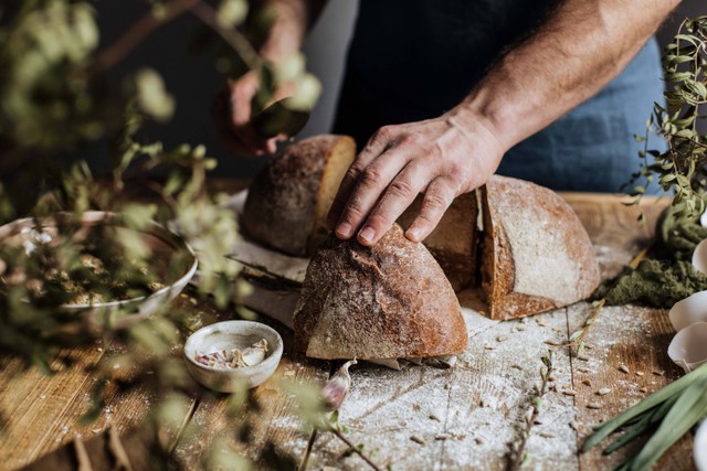 Ilustrasi pembuatan roti tradisional khas warga Islandia. Foto: evgeniarusinova/Shutterstock