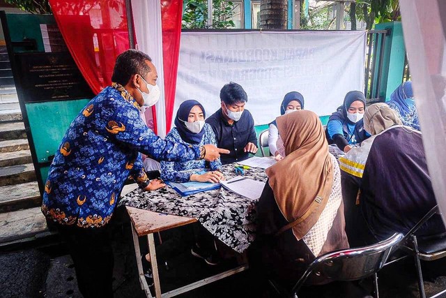 Wali Kota Bandung, Yana Mulyana saat memantau distribusi bantuan modal usaha produktif bagi pelaku usaha mikro, di Jalan Lesmana, Kota Bandung, Selasa 29 November 2022.