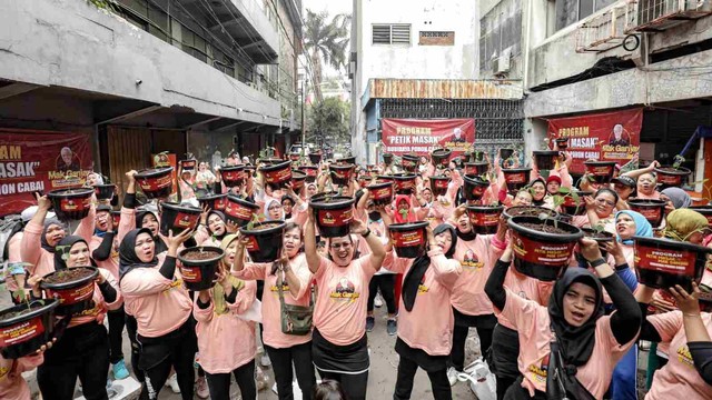 Warga di Pasar Baru, Jakarta Pusat, mengikuti program petik masak dari relawan Mak Ganjar. Foto: Dok. Istimewa