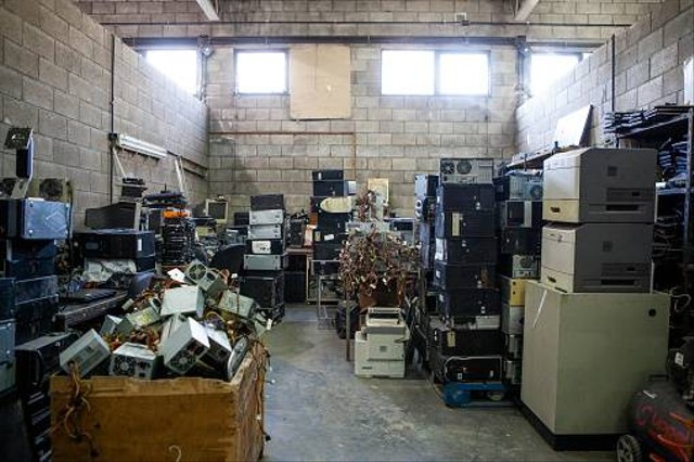 Ilustrasi barang bekas berupa tumpukan elektronik. Foto: Unsplash.com