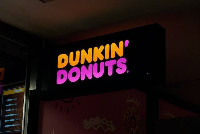 Ilustrasi daftar menu Dunkin Donuts dan harganya Desember 2022, sumber foto Luca on Unsplash