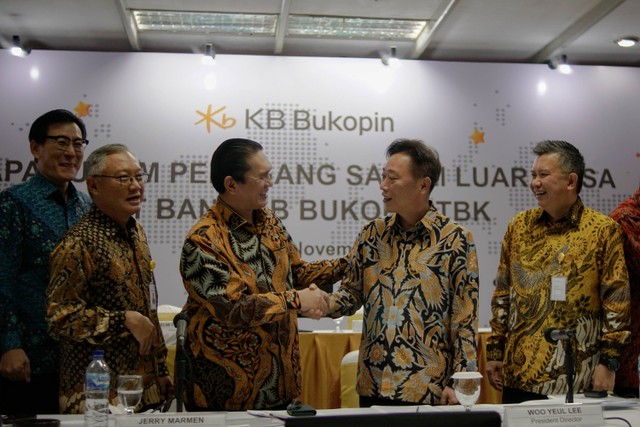 Komisaris Utama KB Bukopin Jerry Marmen (ketiga kiri) berbincang dengan Direktur Utama KB Bukopin Woo Yeul Lee (kedua kanan) di RUPS KB Bukopin di Kantor Pusat Bank Bukopin Jakarta, Rabu (30/11/2022). Foto: Jamal Ramadhan/kumparan