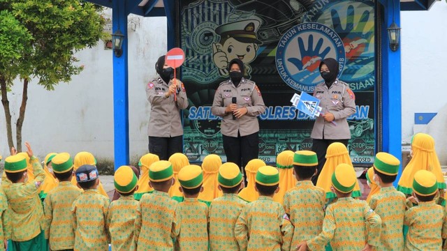 TK Ra Subulus Salam Kunjungi Taman Lalu Lintas Polres Bangkalan