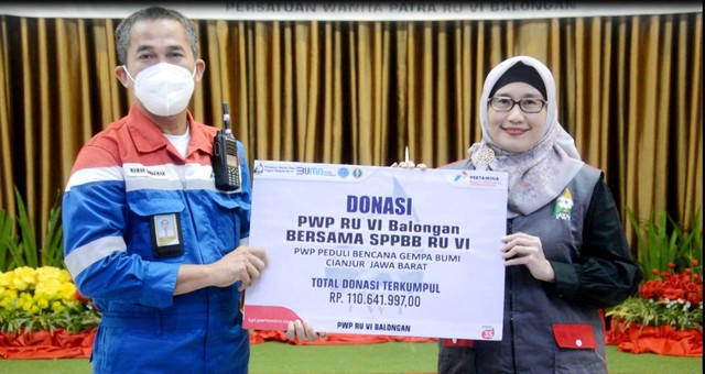Persatuan Wanita Patra (PWP) Pertamina Balongan menyerahkan donasi untuk warga korban gempa Cianjur. Foto: Istimewa