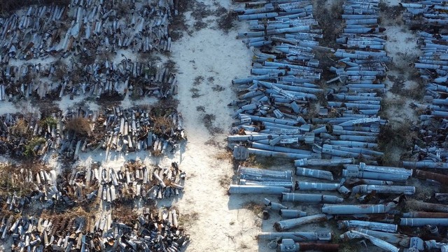 Bangkai rudal Rusia yang digunakan untuk menyerang Ukraina dikumpulkan di Kharkiv, Ukraina, Selasa (29/11/2022). Foto: Vitalii Hnidyi/Reuters