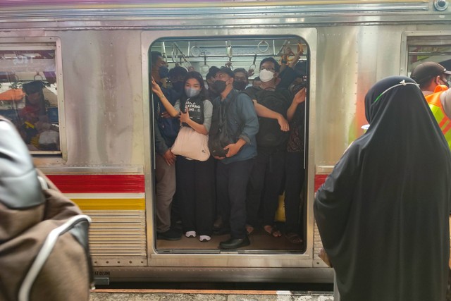 Suasana di Stasiun Pasar Minggu usai mengalami gangguan di antara Stasiun Pasar Minggu-Universitas Indonesia, Rabu (30/11/2022). Foto: Jamal Ramadhan/kumparan