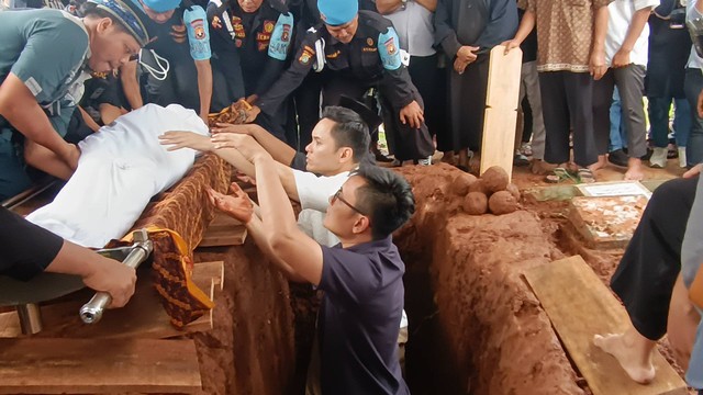 Suasana Pemakaman Ayahanda Ben Kasyafani di TPU Tanah Kusir, Jakarta Selatan, Rabu (30/11/2022). Foto: Giovanni/kumparan