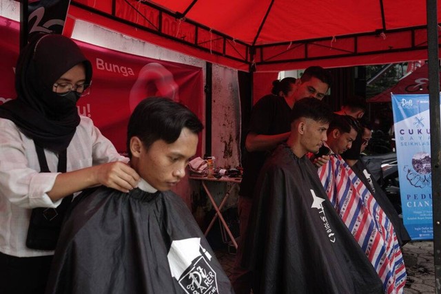 Deft Barber yang berkolaborasi dengan Rodalink Bogor mengajak warga Bogor untuk sama-sama memberikan uluran tangan bagi para korban Gempa Cianjut. Nantinya, customer yang potong rambut di Rodalink Bogor akan dikenakan biaya seikhlasnya dan hasil dari cukur seikhlasnya ini akan didonasikan melalui Dompet Dhuafa untuk para korban Gempa Cianjur. (Minggu, 27/11/2022)