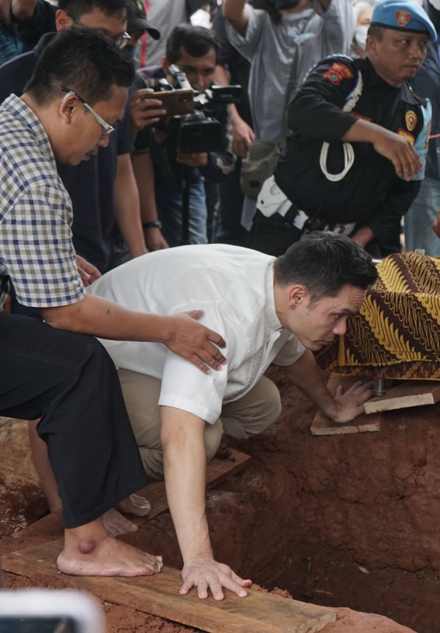Artis Ben Kasyafani saat mendoakan jenazah ayahnya Ashar Budiman di Pemakaman TPU Tanah Kusir, Jakarta, Rabu, (30/11/2022). Foto: Dok. Agus Apriyanto