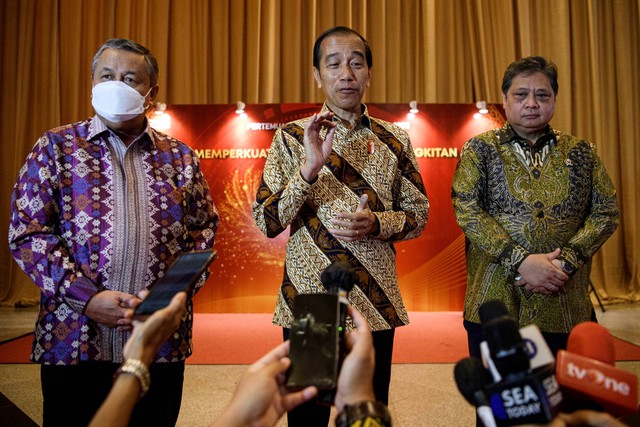 Presiden Jokowi (tengah) didampingi Gubernur Bank Indonesia Perry Warjiyo (kiri) dan Menko Perekonomian Airlangga Hartarto usai Pertemuan Tahunan Bank Indonesia 2022 di Jakarta Convention Center, Jakarta, Rabu (30/11/2022). Foto: Sigid Kurniawan/ANTARA FOTO