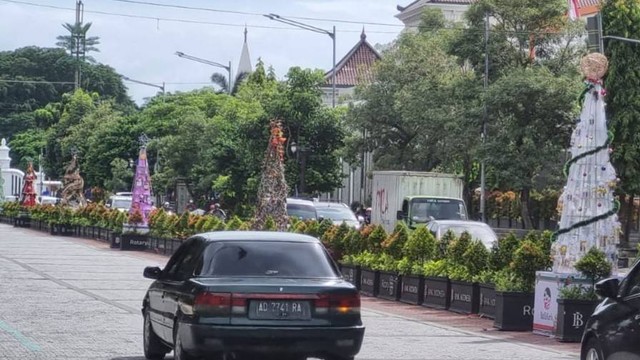 Pernak-pernik Natal sudah mulai terpasang di sepanjang Jalan Jenderal Sudirman hingga Balai Kota Solo. FOTO: Fernando Fitusia