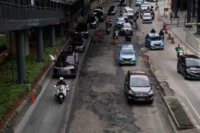 Kendaraan melintasi jalan berlubang di sekitar Pembangunan Stasiun LRT dekat KPK, Jalan Rasuna Said, Jakarta, Rabu (30/11/2022). Foto: Jamal Ramadhan/kumparan