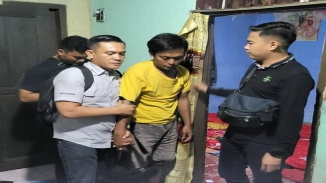 Pelaku saat dibekuk Polresta Pekanbaru di Kota Serang, Banten. (Dok. Polresta Pekanbaru)