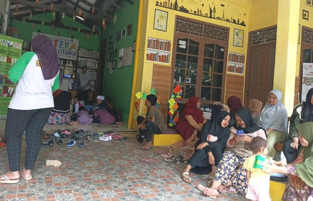 Taman Bacaan Lentera Pustaka di kaki Gunung Salak Bogor