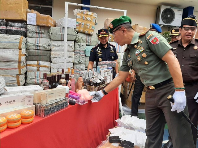 Sex toys, minuman beralkohol hingga rokok ilegal dimusnahkan Kantor Bea Cukai Makassar, Rabu (30/11). Foto: Dok. Istimewa