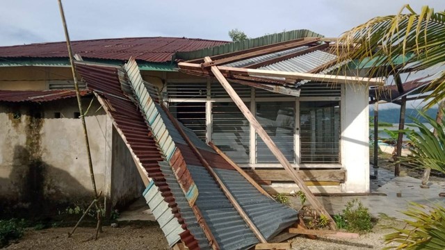 Puting beliung terjadi di Desa Pendolo, Kecamatan Pamona Selatan, Kabupaten Poso, yang mengakibatkan satu unit rumah mengalami rusak berat. Foto: Istimewa