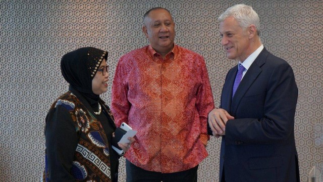 Direktur Eksekutif LPEI Rijani Tirtoso terima kunjungan Group Chief Executive Officer Standard Chartered Bank, Bill Winters, di Kantor LPEI, Rabu (30/11/2022). Foto: LPEI