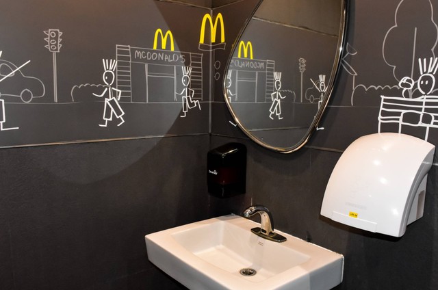 Ilustrasi toilet dalam restoran McDonald's. Foto: Patcharaporn Puttipon4289/Shutterstock