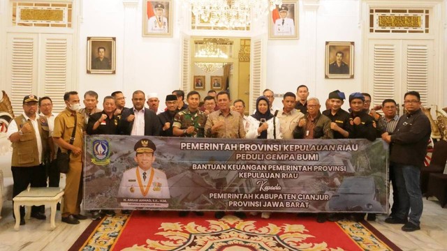 Gubernur Kepri dan rombongan menyerahkan bantuan untuk korban gempa di Cianjur, Jawa Barat. Foto: Istimewa