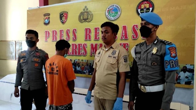 Pelaku T ditampilkan saat rilis kasus di Mako Polres Majene. Foto: Dokumentasi Polres Majene