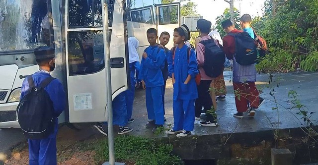 Bus sekolah gratis disiapkan Pemkab Bintan untuk mengangkut pelajar SMP. (Foto: Ary/Batamnews)