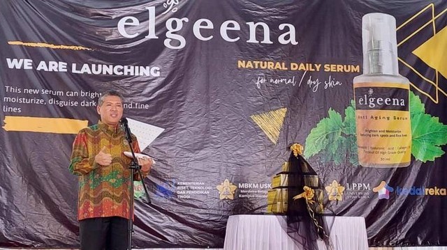 Rektor Universitas Syiah Kuala Prof Marwan meluncurkan serum anti aging nilam Aceh bernama elgeena, yang merupakan produk inovasi dari Atsiri Research Center (ARC) USK di pabrik PT Focustindo Cemerlang, Rabu (30/11/2022). Foto: Dok. USK