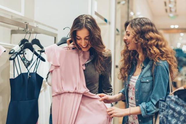 Ilustrasi outfit simple ke mall (Sumber: Pexels)