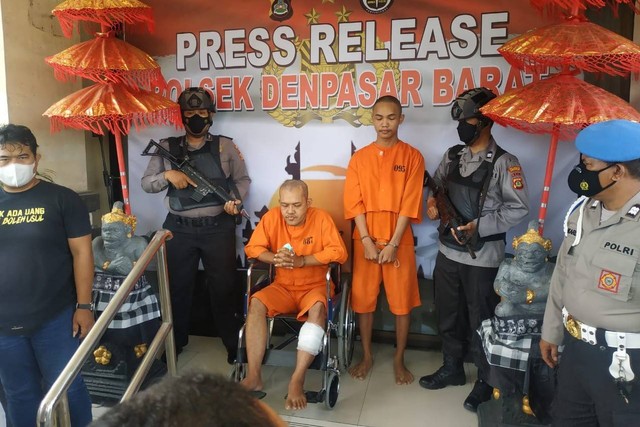 Jumpa pers pencurian motor dengan pelaku Bambang Wisnu Pribadi di Polsek Denpasar Barat, Rabu (30/11/2022). Foto: Dok. Polsek Denpasar Barat