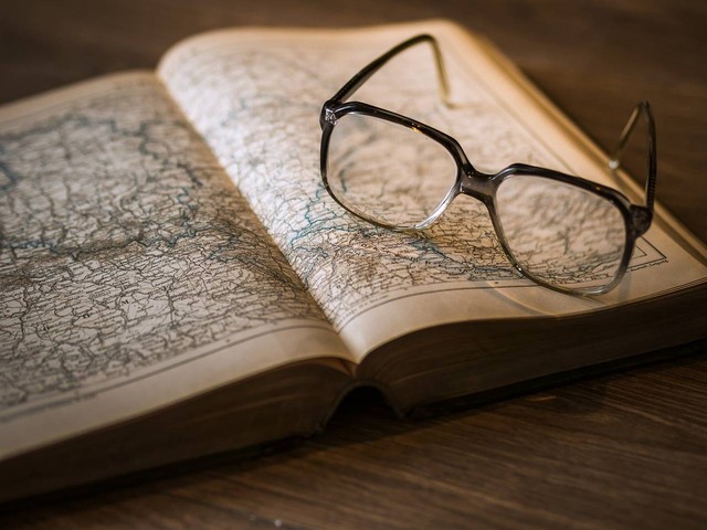 Ilustrasi Perbedaan Novel Sejarah dan Teks Sejarah. (Foto: DariuszSankowski by https://pixabay.com/id/)