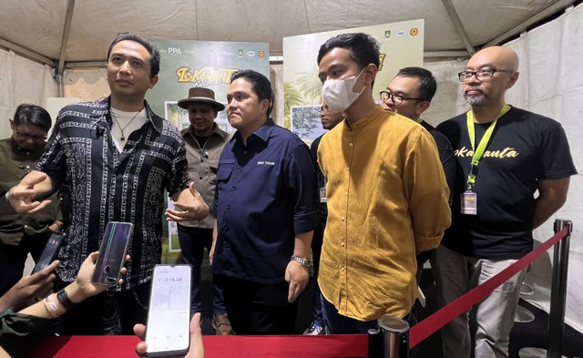 Anggota PADI Reborn bersama Menteri BUMN Erick Thohir, Walikota Solo Gibran Rakabuming Raka, dan Direktur Utama PT Danareksa (Persero) Arisudono Soerono, memberikan keterangan pers. Foto: ES Putra