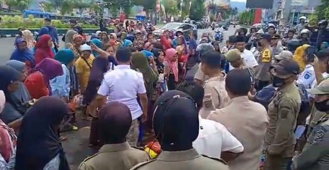 Pedagang sayur yang menempati belakang Jatiland Mal Ternate menggelar aksi protes di Kantor Wali Kota Ternate. Foto: Istimewa