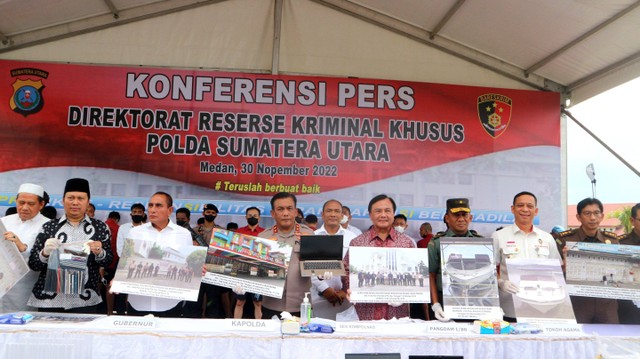 Kapolda Sumut Irjen Pol Panca Putra saat memaparkan kasus bos judi online Apin BK. Foto: Rahmat Utomo/kumparan