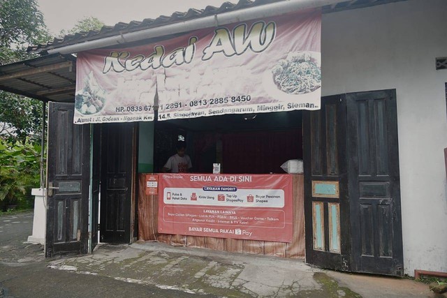 Potret Fauzan di kedai bakso pribadinya, Sleman, Yogyakarta, sumber: Dokumentasi pribadi