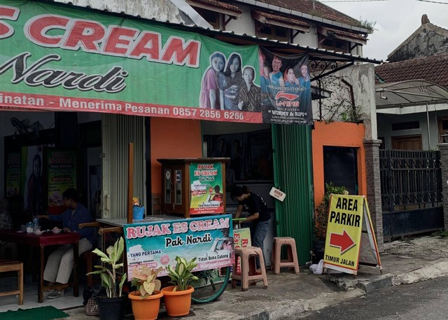 Suasana Rujak Ice Cream Pak Nardi. Gambar diambil Sabtu, (26/11/2022). Foto: Lina Nabila.